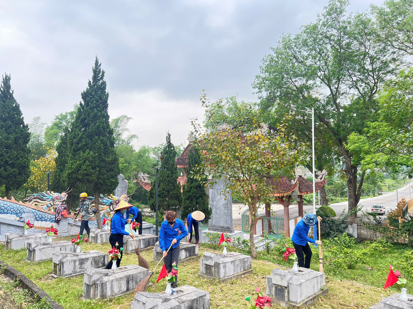 Đây cũng là dịp để đoàn viên thanh niên chăm sóc, tu sửa, chỉnh trang các phần mộ liệt sĩ giúp các nghĩa trang trở nên trang nghiêm, sạch đẹp hơn.