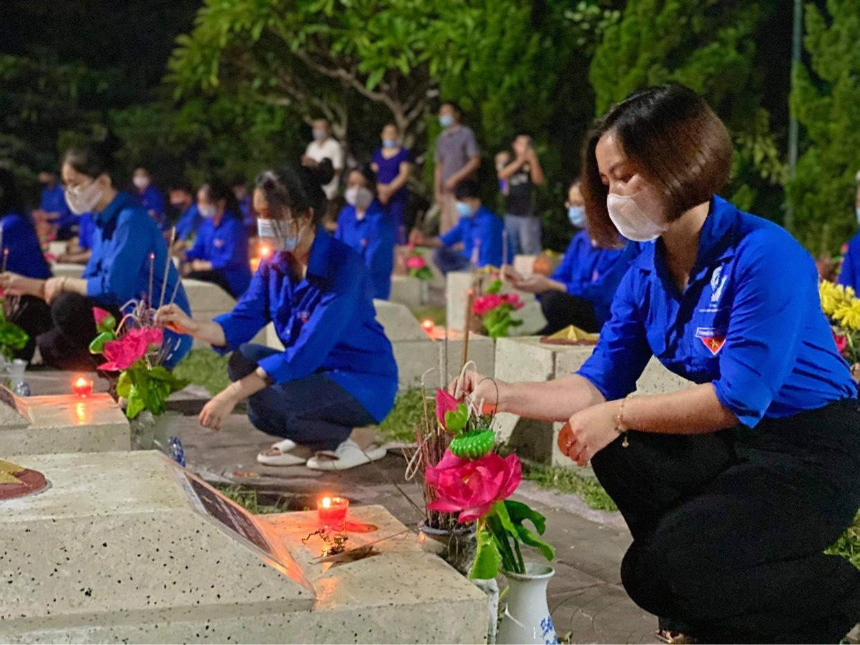Tối 26/7, 117 Nghĩa trang liệt sỹ, nhà bia tưởng niệm với hơn 24.000 ngôi mộ đã được các cấp bộ Đoàn toàn tỉnh Nghệ An thắp lên những ngọn nến tri ân, thể hiện đạo lý “Đền ơn đáp nghĩa”, “Uống nước nhớ nguồn’’.
