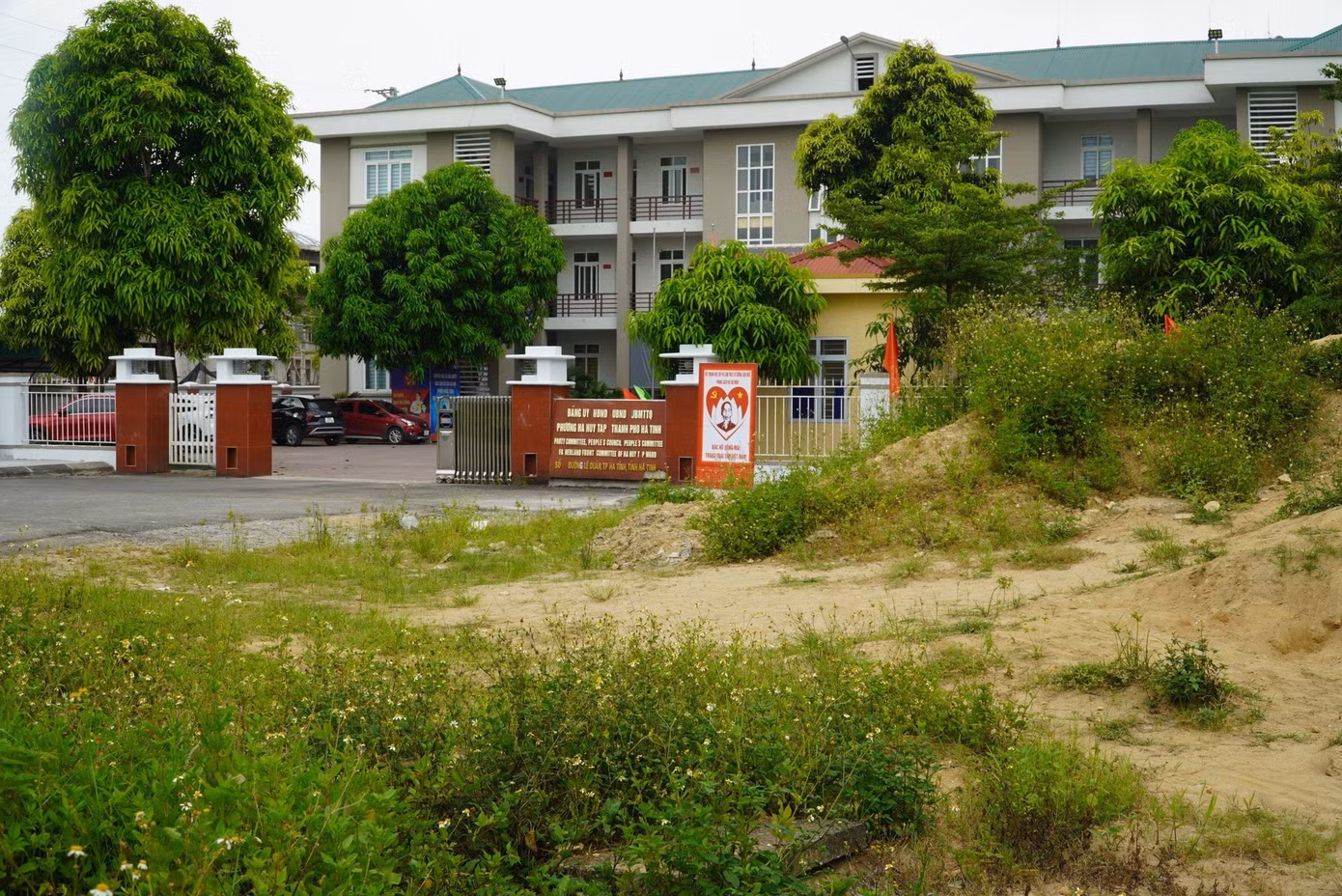 Tuyến đường đang vướng mắc nên chưa được hoàn thiện. Tuyến đường đang vướng mắc nên chưa được hoàn thiện.