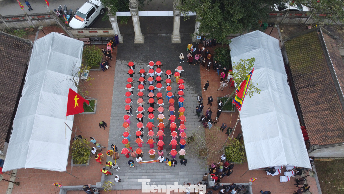 Những lễ vật sau khi đến đền, người dân sắp thành từng hàng rồi di chuyển vào các ban thờ để đặt lễ.