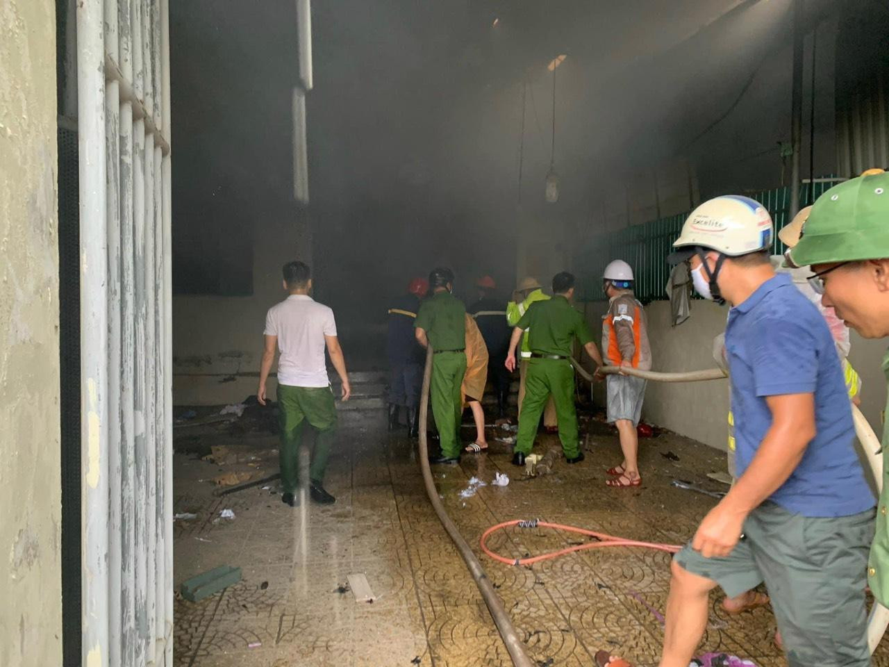 Toàn bộ xưởng may có diện tích hơn 150m2, với hàng chục máy móc, thiết bị, nguyên vật liệu... để sản xuất hàng may mặc bị thiêu rụi, thiệt hại ước tính hàng trăm triệu đồng.