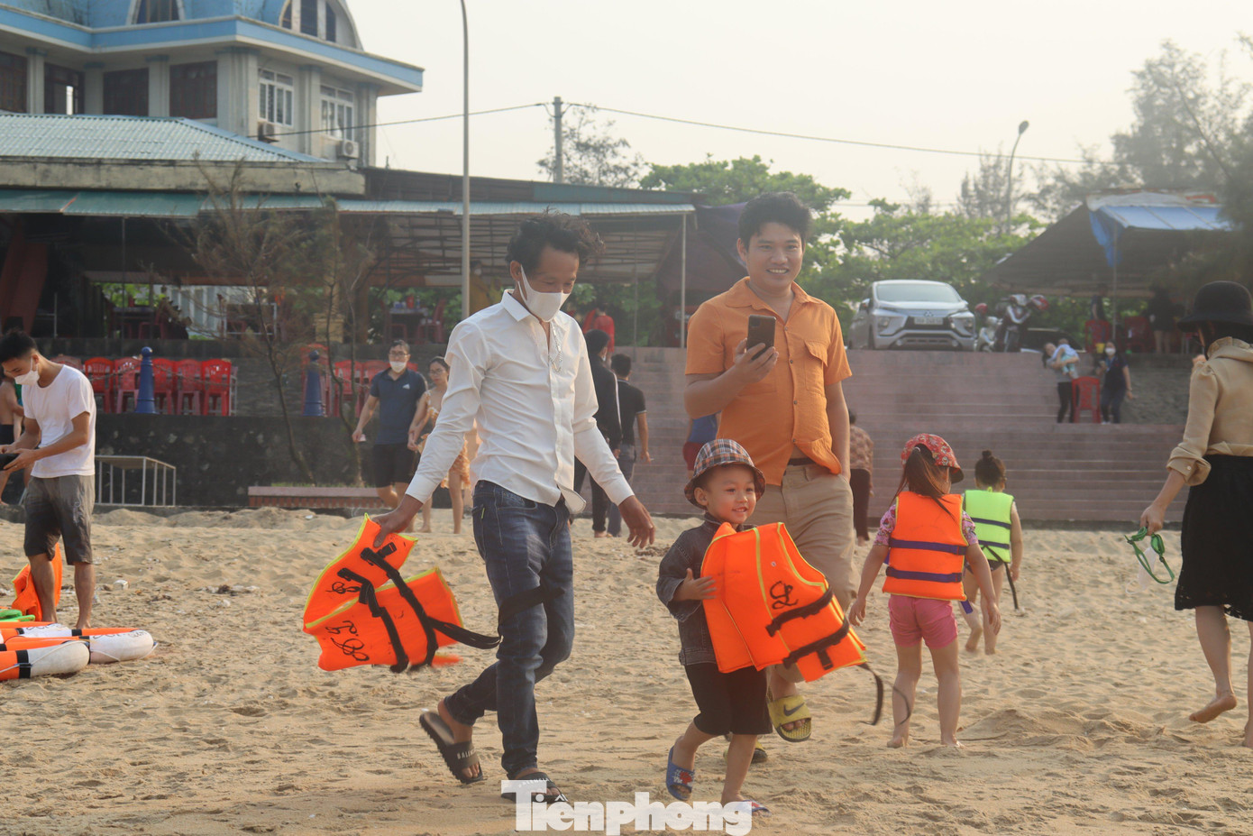 Công tác cứu hộ, cứu nạn được huyện Cẩm Xuyên quan tâm và siết chặt. Chính quyền địa phương thành lập đội cứu hộ cứu nạn gồm 6 người, làm việc từ 15h - 19h, theo dõi và nhắc nhở du khách không tắm ở xa bờ, mặc phao cho trẻ để tránh những tai nạn không mong muốn.