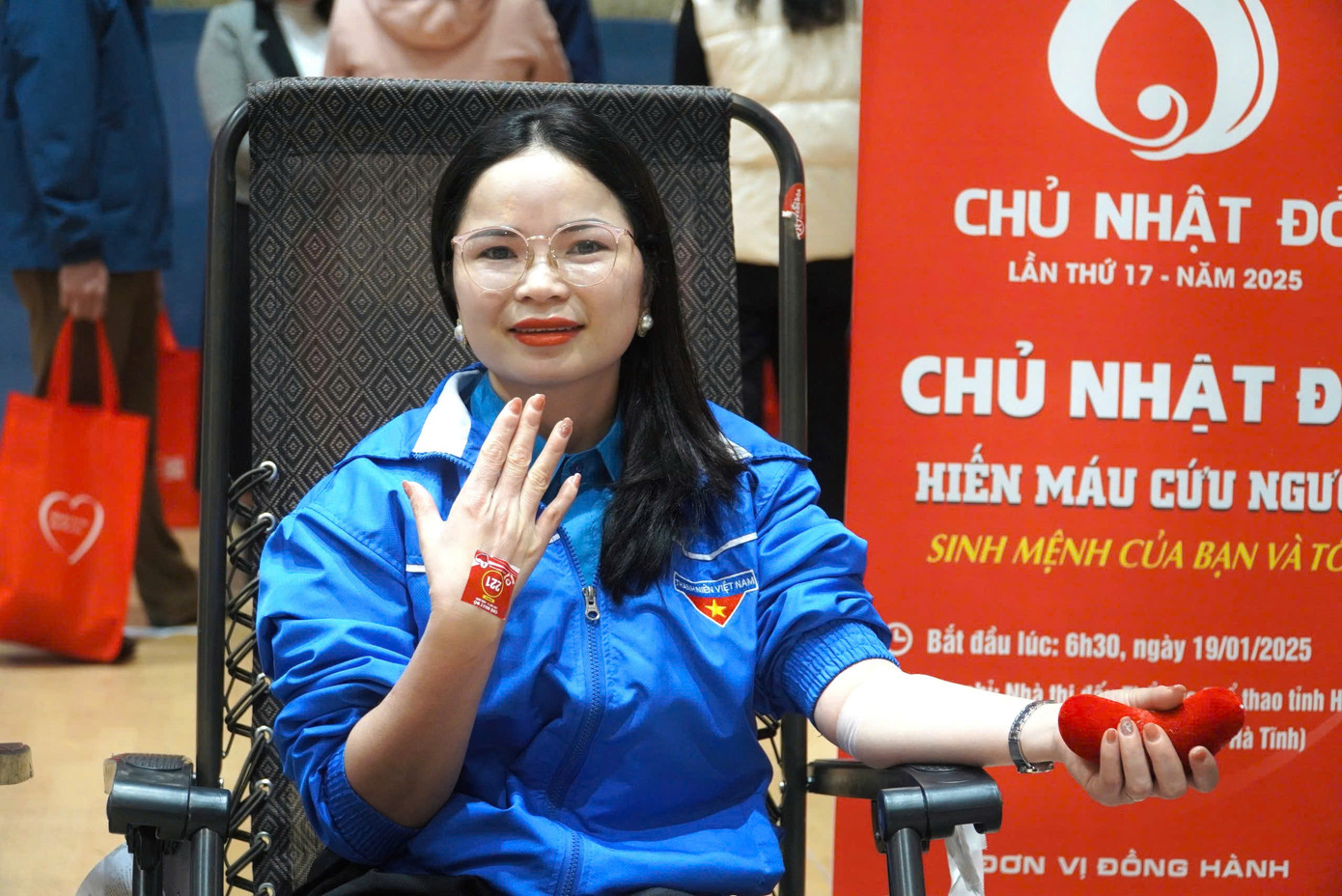 Tại chương trình, cán bộ, đoàn viên thanh niên, người dân tham gia hiến máu, tiếp nhận về hơn 500 đơn vị máu. Số lượng máu trong chương trình hiến máu sẽ được bổ sung vào kho lưu trữ của Bệnh viện Đa khoa Hà Tĩnh, góp phần mang đến những giọt máu ấm tình người đến với những bệnh nhân nghèo. Tại chương trình, cán bộ, đoàn viên thanh niên, người dân tham gia hiến máu, tiếp nhận về hơn 500 đơn vị máu. Số lượng máu trong chương trình hiến máu sẽ được bổ sung vào kho lưu trữ của Bệnh viện Đa khoa Hà Tĩnh, góp phần mang đến những giọt máu ấm tình người đến với những bệnh nhân nghèo.