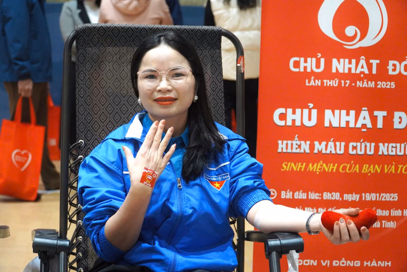 Tại chương trình, cán bộ, đoàn viên thanh niên, người dân tham gia hiến máu, tiếp nhận về hơn 500 đơn vị máu. Số lượng máu trong chương trình hiến máu sẽ được bổ sung vào kho lưu trữ của Bệnh viện Đa khoa Hà Tĩnh, góp phần mang đến những giọt máu ấm tình người đến với những bệnh nhân nghèo.