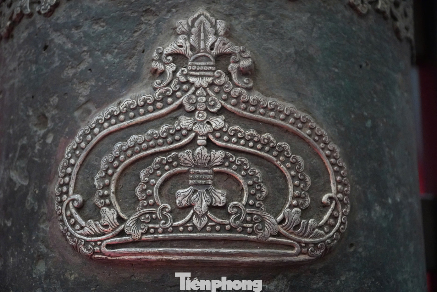 Đầu rồng và mây trên 3 khẩu súng được chạm khắc tinh xảo, thể hiện sự kết hợp giữa các yếu tố thiên nhiên và huyền thoại trong nghệ thuật trang trí của triều Nguyễn. Chấm tròn và đường tròn đồng tâm tạo nên các họa tiết trang trí độc đáo, thể hiện kỹ thuật đúc và trang trí tinh xảo của thời kỳ đó. Đầu rồng và mây trên 3 khẩu súng được chạm khắc tinh xảo, thể hiện sự kết hợp giữa các yếu tố thiên nhiên và huyền thoại trong nghệ thuật trang trí của triều Nguyễn. Chấm tròn và đường tròn đồng tâm tạo nên các họa tiết trang trí độc đáo, thể hiện kỹ thuật đúc và trang trí tinh xảo của thời kỳ đó.