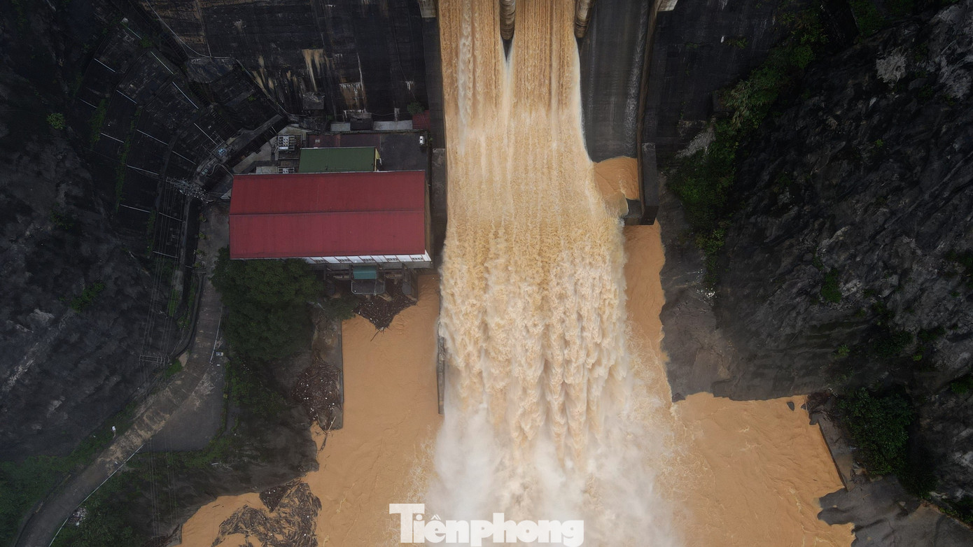 Theo lãnh đạo huyện Hương Khê, trước diễn biến mưa lũ, địa phương đã yêu cầu thuỷ điện xả tràn đón lũ để đảm bảo an toàn cho vùng hạ du. Cụ thể việc lũ qua tràn được thực hiện vào hôm 29/10. Đặc biệt trong ngày 30/10, mưa lớn, nhà máy thủy điện Hố Hô đã chủ động điều tiết xả tràn lúc 17h với lưu lượng 1.742m3/s. Đây là mức xả tràn cao nhất trong 3 ngày thuỷ điện Hố Hô điều tiết xả lũ.