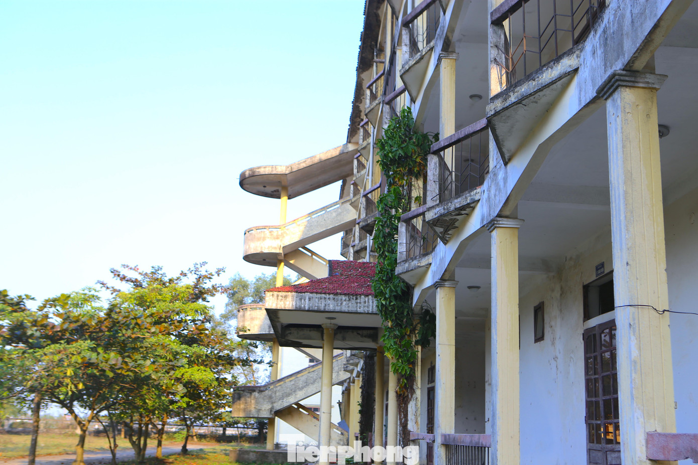 Do không thu hút được học viên, không được đáp ứng được như kỳ vọng nên vào năm 2013 UBND tỉnh có chủ trương cho sáp nhập vào Trường Trung cấp Kỹ thuật và Phát triển nông nghiệp với Trường Đại học Hà Tĩnh, thành một cơ sở đào tạo ngành nông nghiệp.