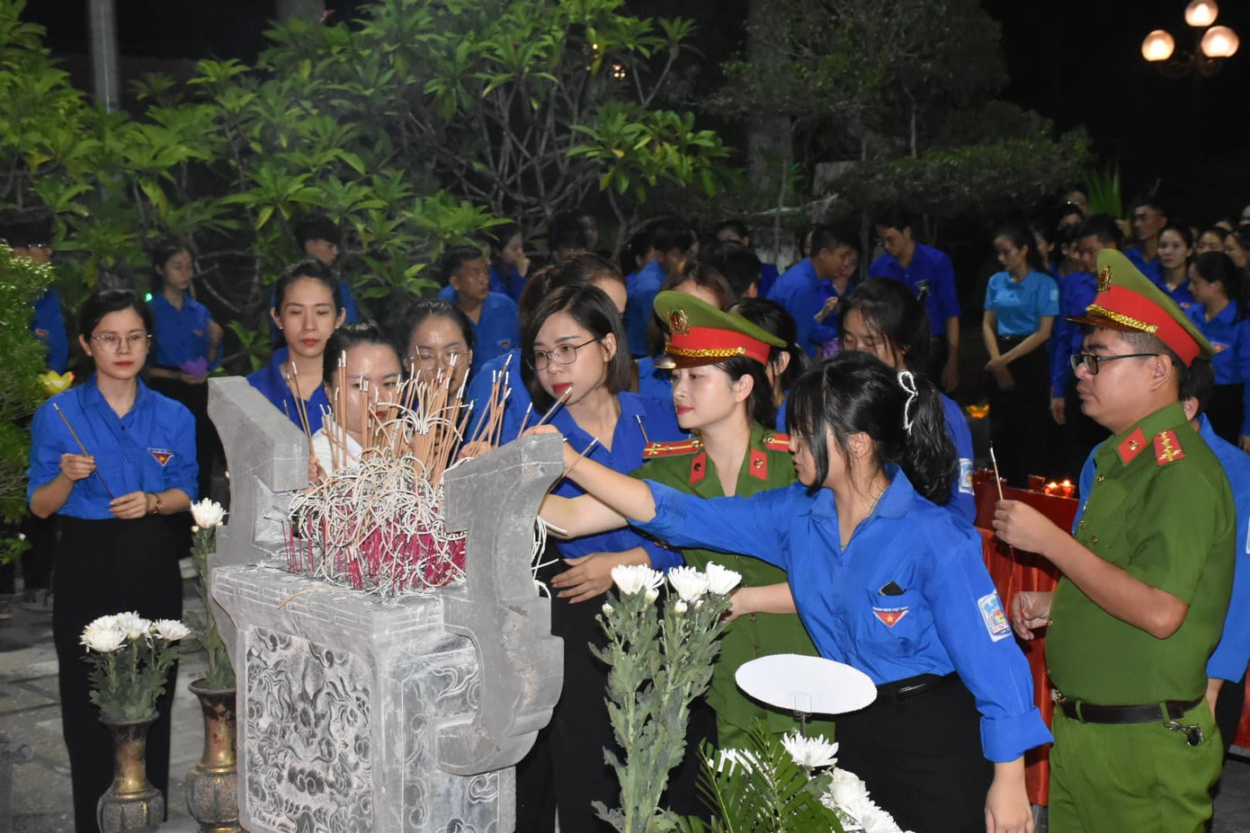 Các đại biểu đã dâng hương, dâng hoa thể hiện tấm lòng thành kính và nguyện hứa phát huy sức trẻ trên mọi lĩnh vực của đời sống...