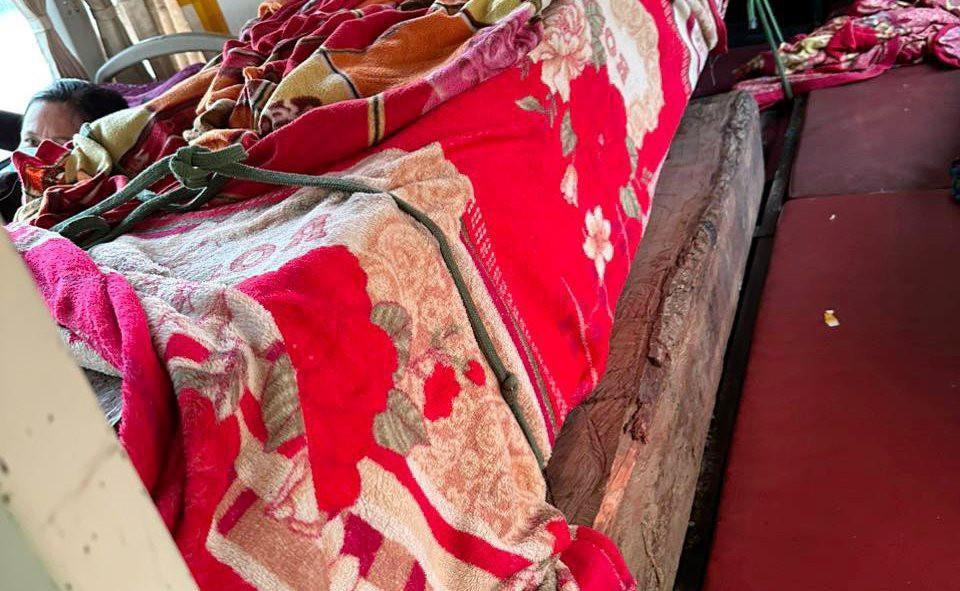 Phát hiện trên xe khách chở 4 tấm gỗ lớn hình chữ nhật với khối lượng khoảng 1,5m3. Phát hiện trên xe khách chở 4 tấm gỗ lớn hình chữ nhật với khối lượng khoảng 1,5m3.