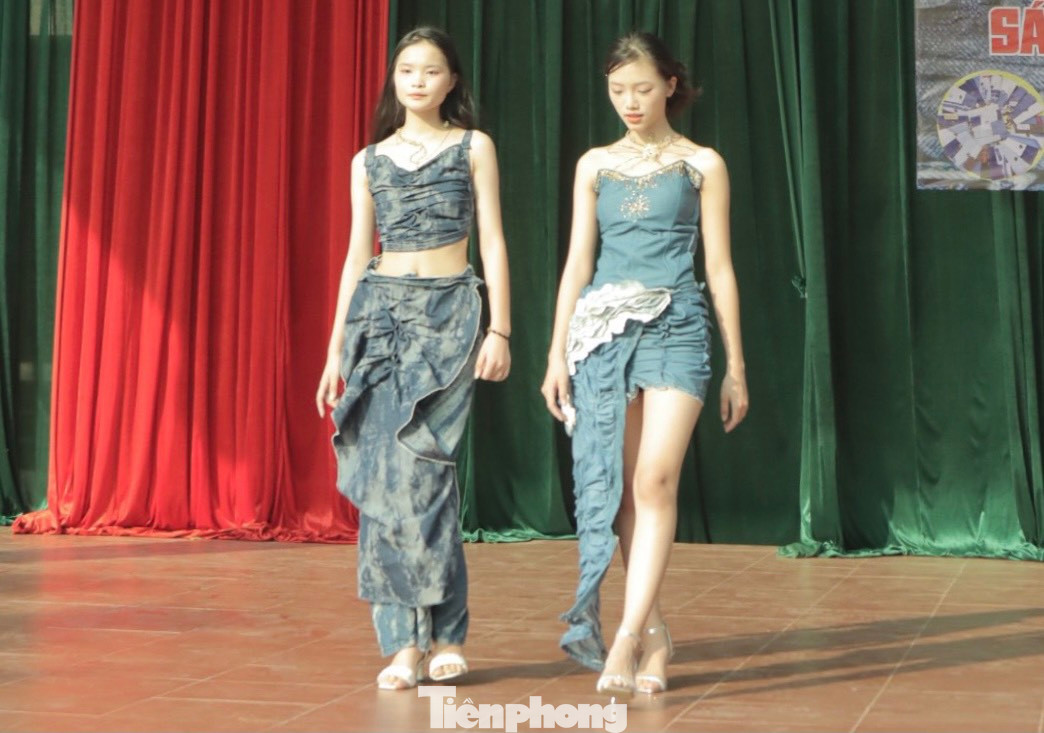 Bộ thời trang do Nguyên lên ý tưởng thiết kế và may vá.