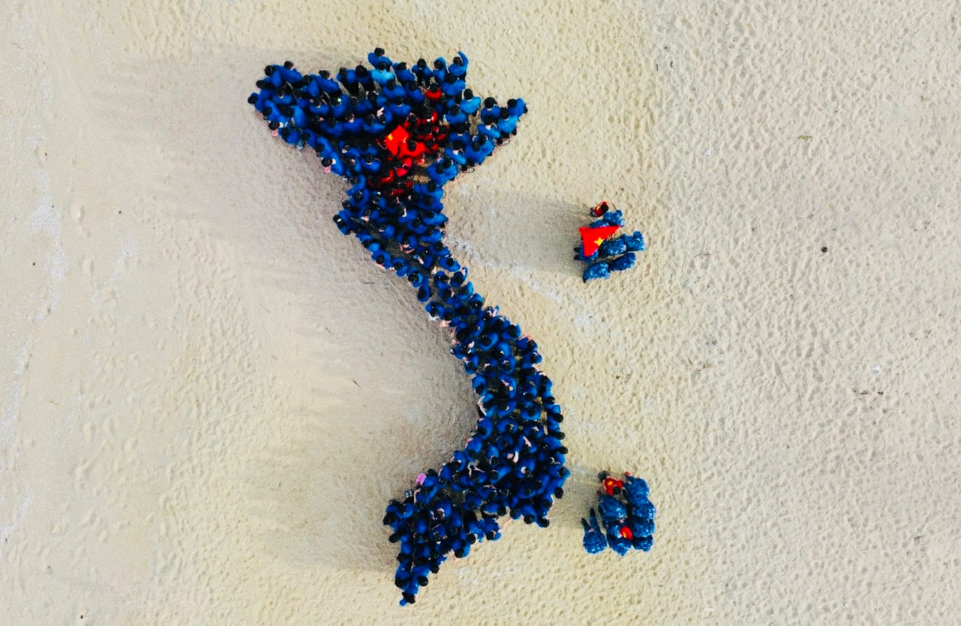 Tại chương trình “Tuổi trẻ huyện Nghi Xuân với biển, đảo quê hương”, các đoàn viên thanh niên cùng đã cùng tham gia xếp hình bản đồ Tổ quốc Việt Nam. Ngoài ra tổ chức Lễ chào cờ; ra quân vệ sinh môi trường; tặng áo phao cho trẻ em gặp hoàn cảnh khó khăn... Tại chương trình “Tuổi trẻ huyện Nghi Xuân với biển, đảo quê hương”, các đoàn viên thanh niên cùng đã cùng tham gia xếp hình bản đồ Tổ quốc Việt Nam. Ngoài ra tổ chức Lễ chào cờ; ra quân vệ sinh môi trường; tặng áo phao cho trẻ em gặp hoàn cảnh khó khăn...