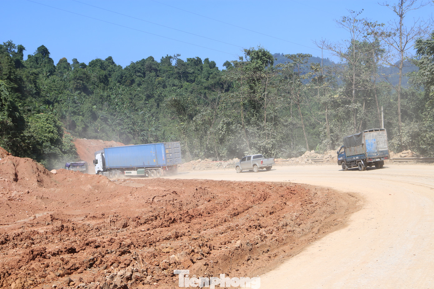 Ghi nhận tại đây, những đoạn đường, phần ta luy âm bị sạt sâu khiến lòng đường vốn đã hẹp lại càng hẹp thêm. Ghi nhận tại đây, những đoạn đường, phần ta luy âm bị sạt sâu khiến lòng đường vốn đã hẹp lại càng hẹp thêm.