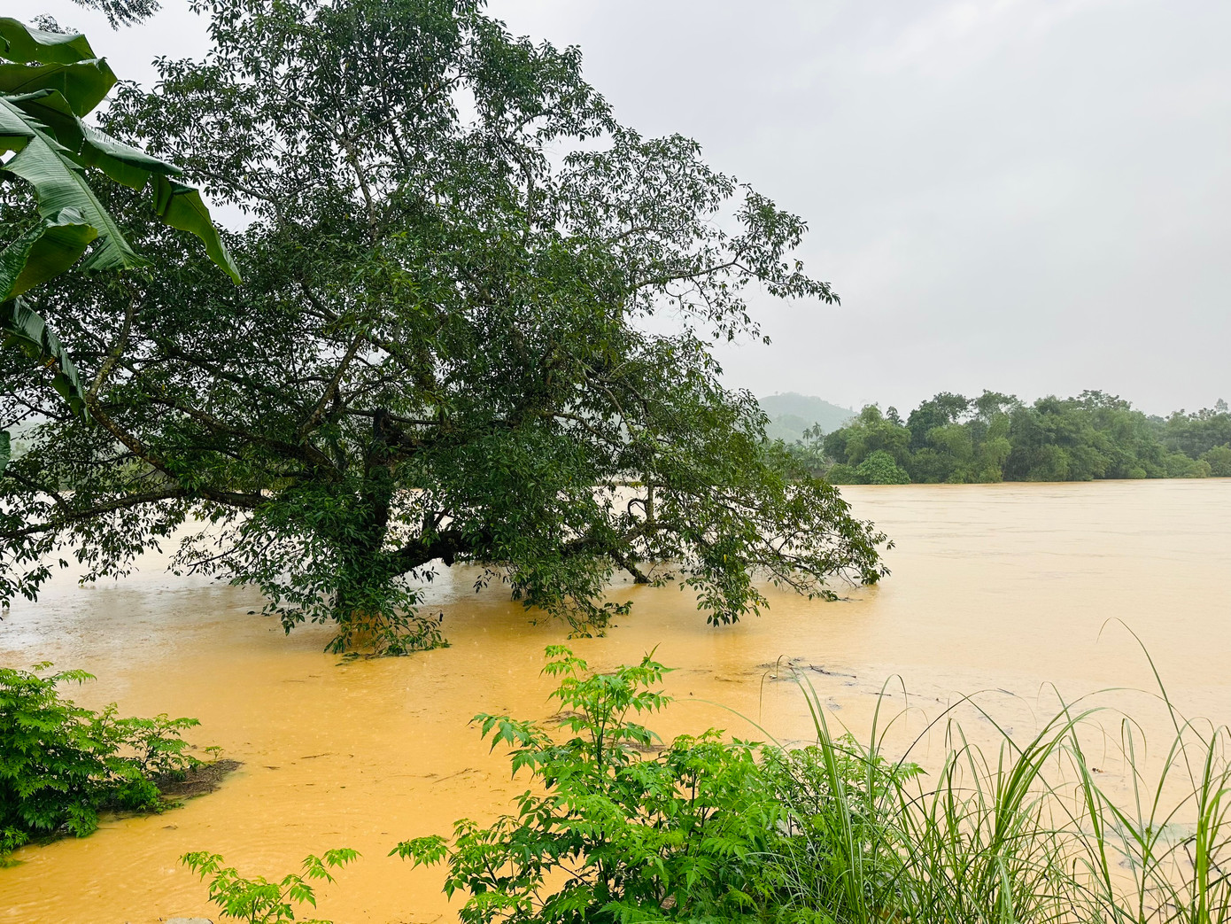 Nhiều khu dân cư tại Hà Tĩnh bị cô lập.