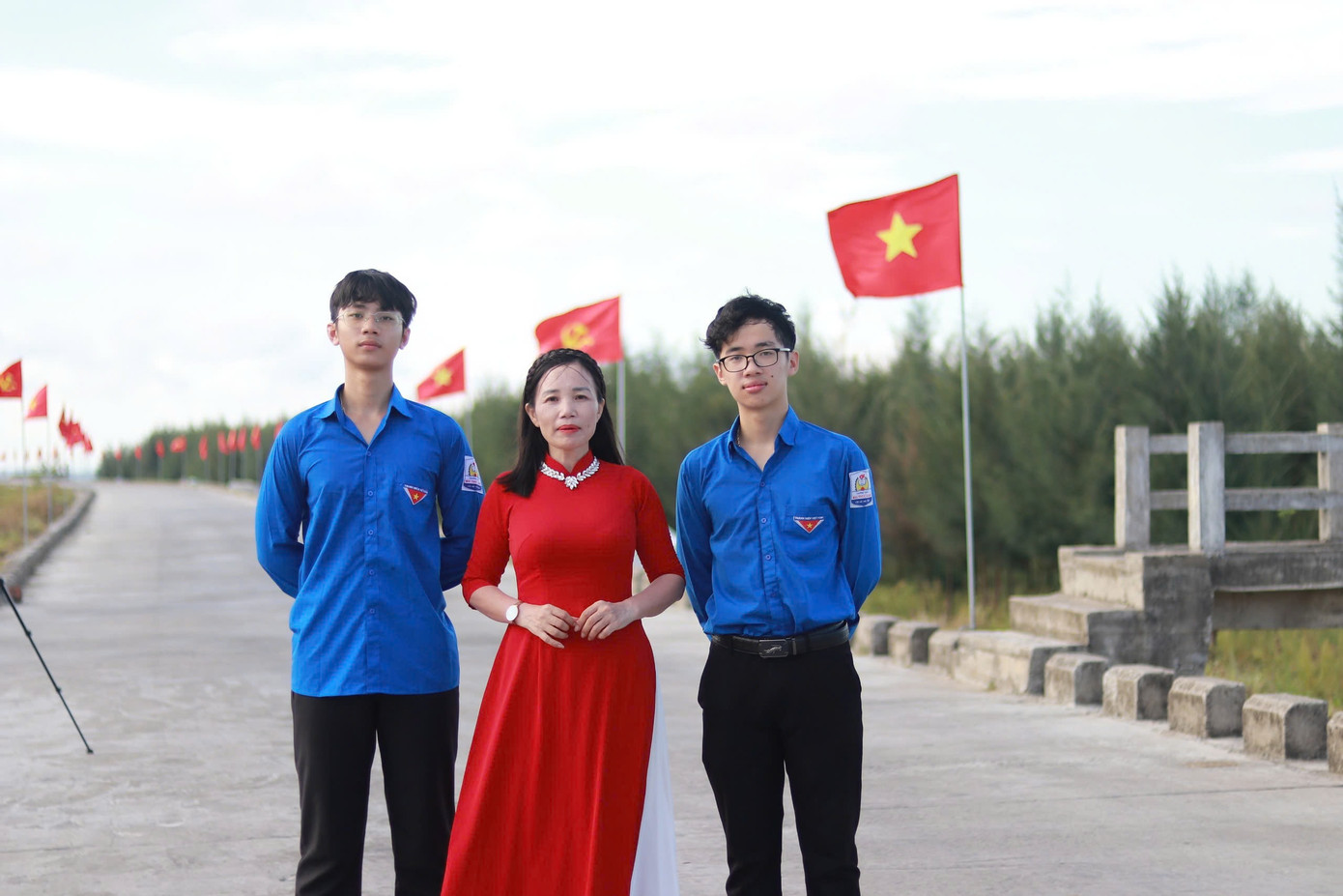 Nhiều bạn trẻ đến khu vực đê biển treo cờ Tổ quốc, cờ Đảng ở Thạch Kim (huyện Lộc Hà) để chụp ảnh kỷ niệm.