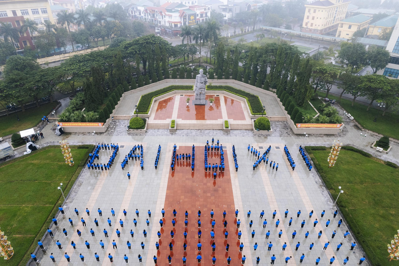 Các màn đồng diễn được đầu tư công phu, qua đó, phát huy tinh thần xung kích, sáng tạo, chủ động của các cấp bộ Đoàn, đoàn viên thanh niên. Trong ảnh màn đồng diễn cấp tỉnh tại quảng trường Trần Phú với sự tham gia của 1.200 ĐVTN.