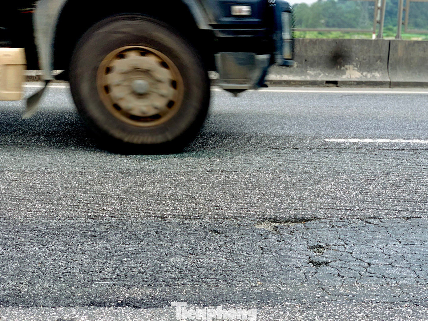 Trước đó Ban ATGT tỉnh Hà Tĩnh đã kiểm tra tuyến quốc lộ 1 phát hiện có nhiều đoạn xuống cấp, hư hỏng, hằn lún, ổ gà, bong tróc mặt đường, hệ thống vạch sơn bị mờ... nguy cơ mất an toàn giao thông, làm hạn chế khả năng khai thác của tuyến đường.