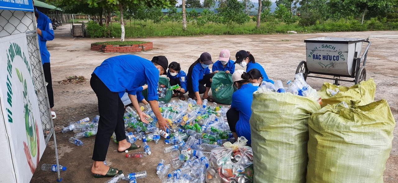 Hỗ trợ bà con thu hoạch lúa vụ Đông Xuân; triển khai mô hình chợ dân sinh giảm thiểu rác thải nhựa…