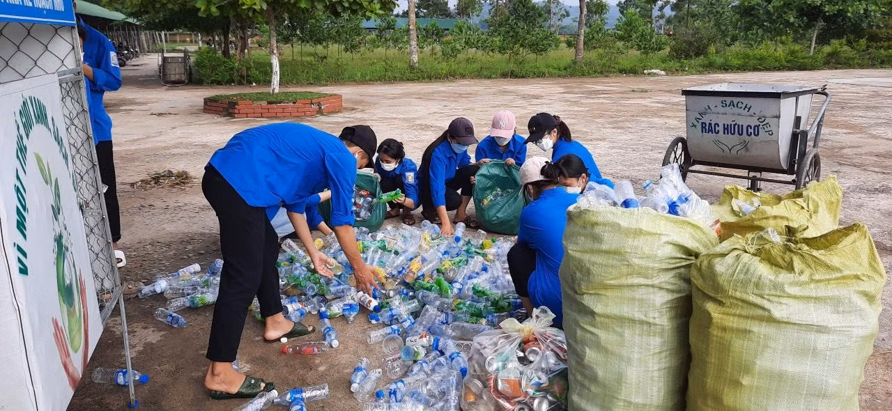 Hỗ trợ bà con thu hoạch lúa vụ Đông Xuân; triển khai mô hình chợ dân sinh giảm thiểu rác thải nhựa…