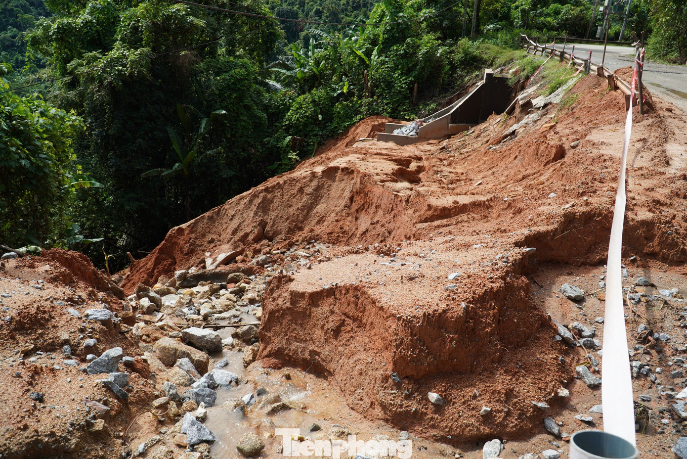 Nhiều tài xế lưu thông trên tuyến đường cho biết vào mùa mưa rất lo sợ khi nhiều vị trí đường đã bị sạt lở. Đặc biệt vào những ngày mưa, hay ban đêm bị che khuất tầm nhìn, mặt đường xấu, nhiều đoạn uốn lượn nên nguy cơ mất an toàn cao.