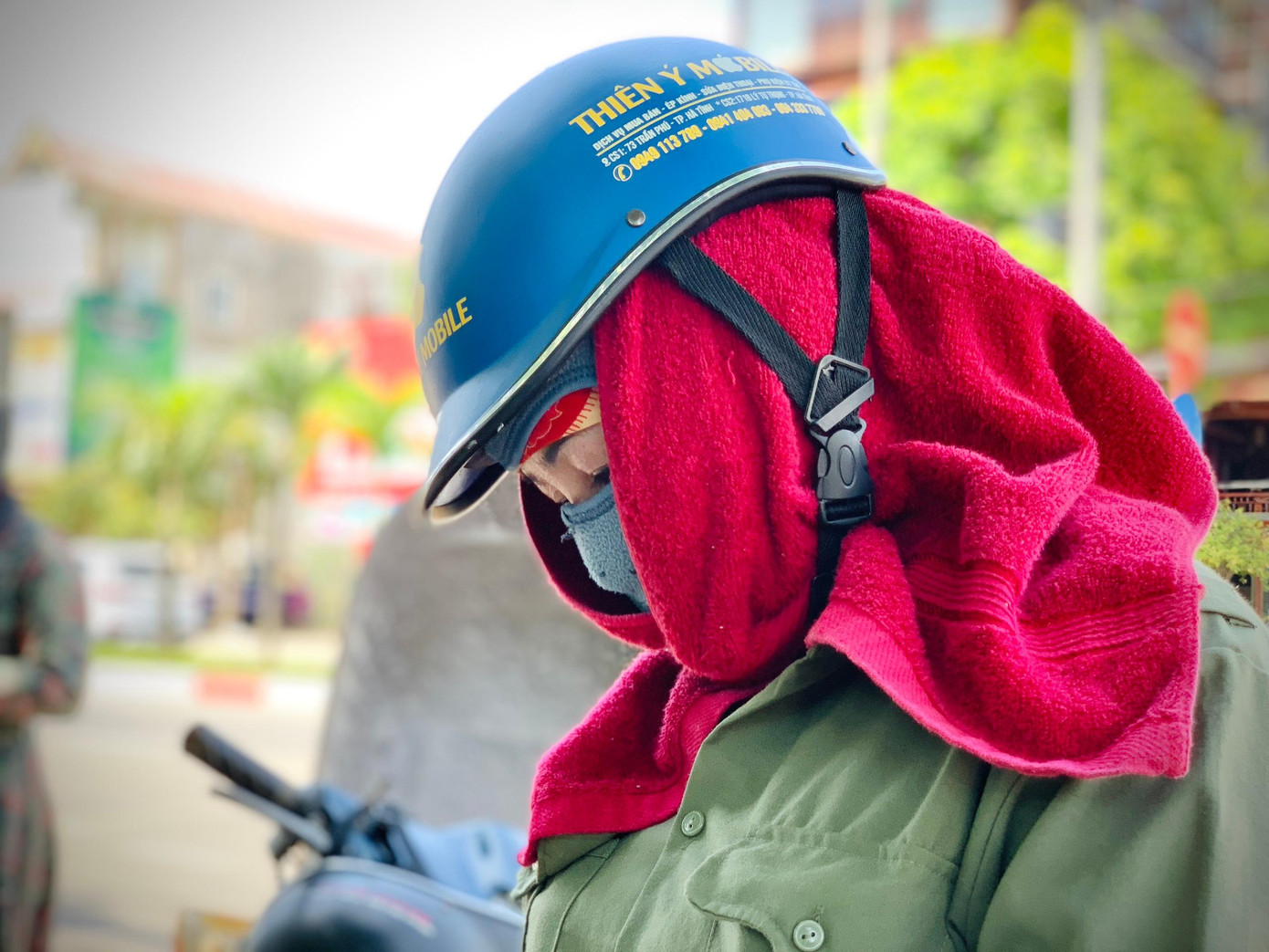 Do không có gió, hơi nóng hầm hập từ mặt đường bốc lên, thời tiết oi bức, người ra đường phải bịt kín mít.