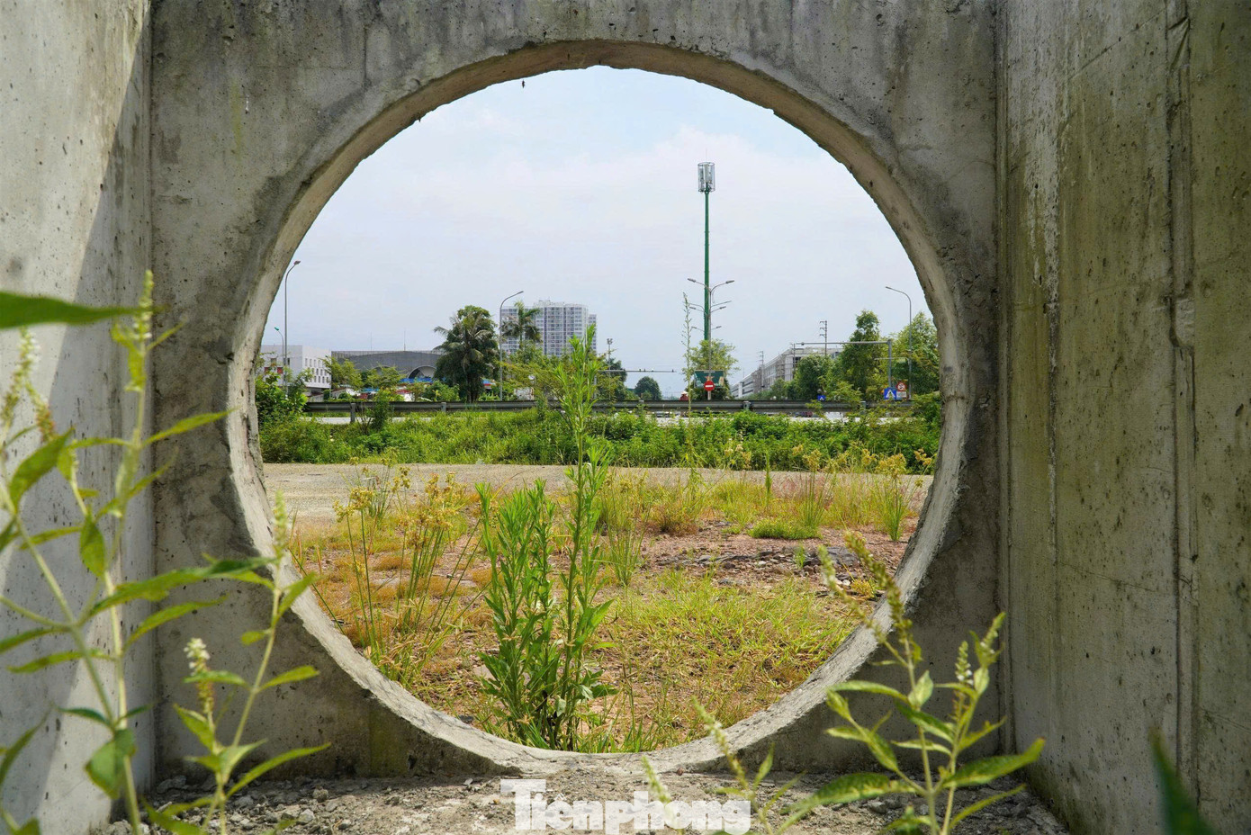 Hiện tiến độ dự án đang được triển khai gấp rút, nhà thầu nỗ lực đưa dự án vào khai thác cuối tháng 6/2025. Tuy nhiên, theo tìm hiểu hiện dự án còn vướng mặt bằng, nhiều vị trí chưa thể thi công.