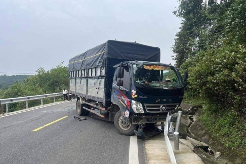 Xe tải mất lái, đâm sang lề đường bên trái sau va chạm giao thông.