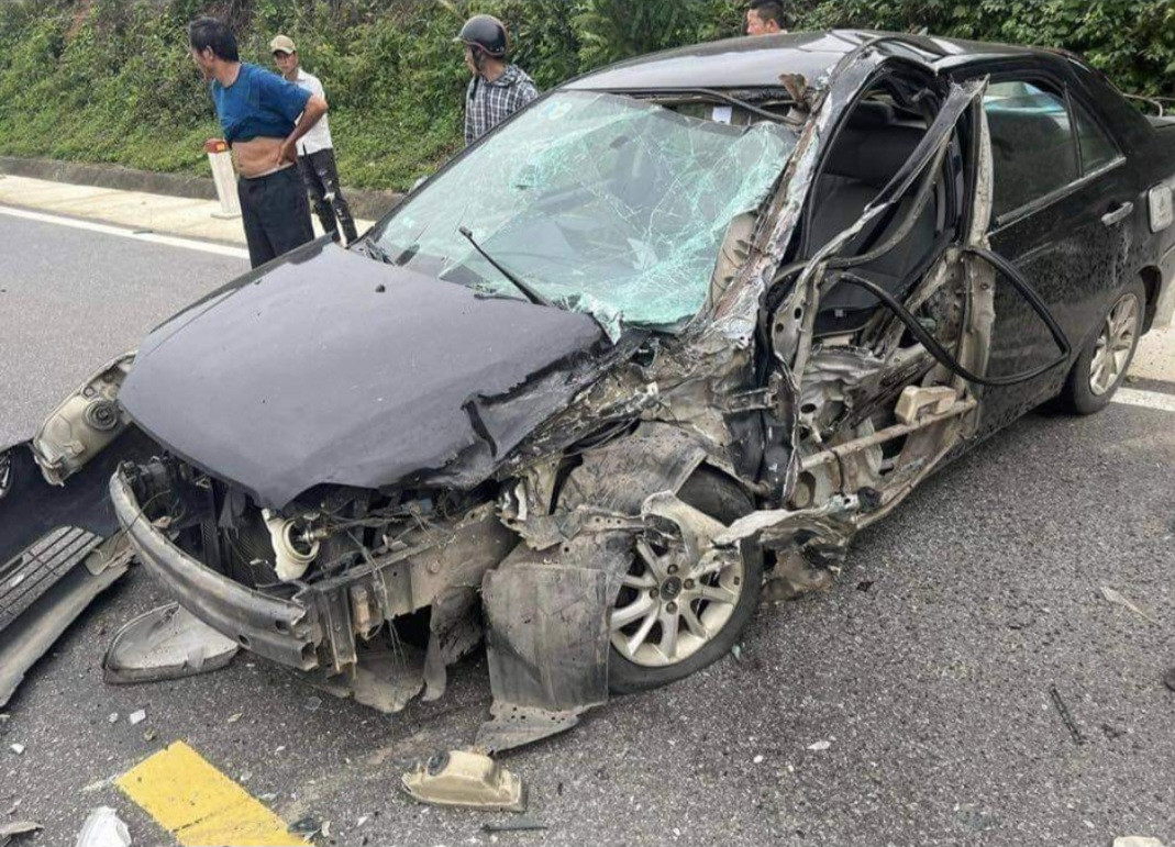 Chiếc xe ô tô con gắn biển tập lái bị hư hỏng nặng sau va chạm giao thông.