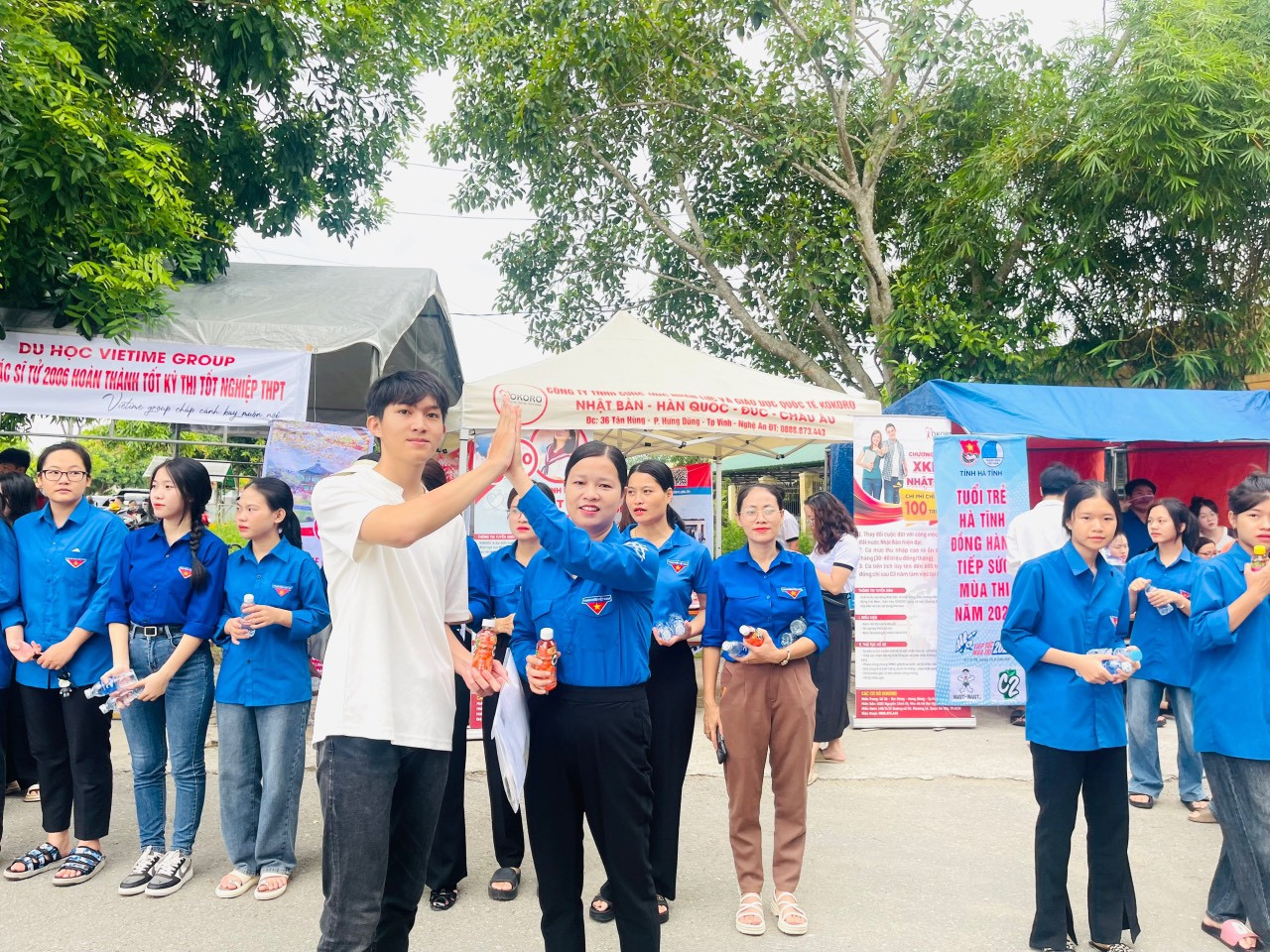 Sáng nay, 27/6, hơn 17.800 thí sinh trên địa bàn toàn tỉnh bước vào ngày thi đầu tiên. Tại 35 điểm thi, các tình nguyện viên có mặt từ rất sớm để đồng hành, hỗ trợ các thí sinh bước vào kỳ thi thật bình tĩnh, tự tin. Ảnh: Hoài Nam