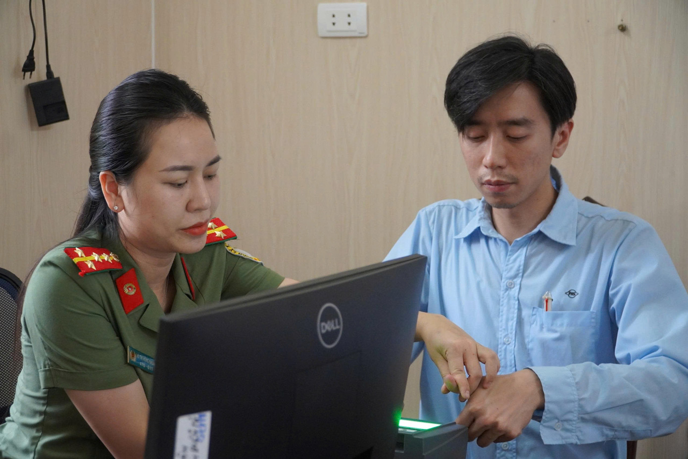 Thượng tá Nguyễn Minh Triển - Phó Trưởng phòng Quản lý xuất nhập cảnh (Công an tỉnh Hà Tĩnh) cho biết, chiến dịch cao điểm 50 ngày đêm cấp định danh điện tử cho người nước ngoài sẽ kết thúc vào ngày 19/8. Tuy nhiên tất cả cán bộ trong đơn vị đang nỗ lực quyết tâm với mục tiêu đến hết tháng 7 sẽ hoàn thành cấp tài khoản định danh điện tử cho người nước ngoài trên địa bàn.