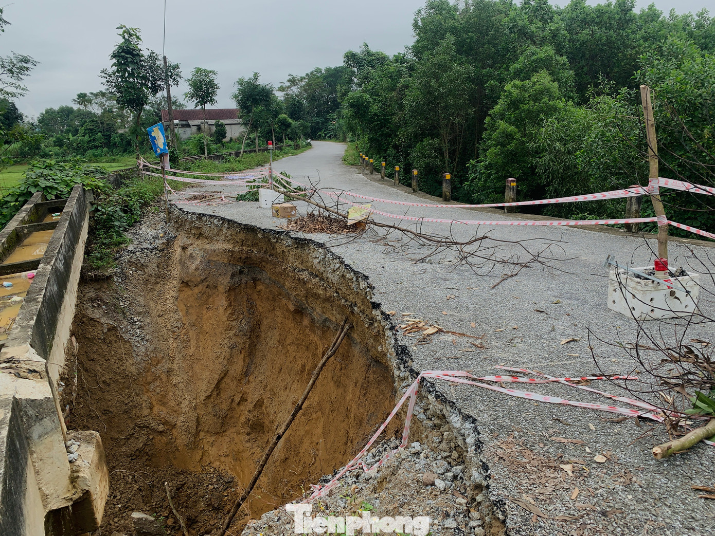 Trao đổi với Tiền Phong, ông Lê Thanh Hảo, Phó Chủ tịch UBND thị trấn Vũ Quang (huyện Vũ Quang) cho biết, do ảnh hưởng của mưa lớn khiến vị trí lòng đường của tuyến đường Hải Thượng Lãn Ông (qua địa bàn tổ dân phố 5) bị sạt lở nghiêm trọng