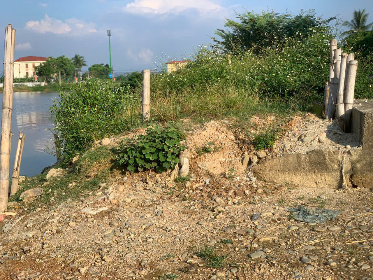 Ông Phan Kỳ - Phó Chủ tịch UBND huyện Hương Khê, cho biết, trong quá trình kiểm tra, những hồ đập không đảm bảo an toàn, huyện đã yêu cầu các địa phương, đơn vị không tích nước hoặc hạn chế tích nước để đảm bảo an toàn khi mùa mưa lũ đến. Đặc biệt, địa phương thực hiện phương án “4 tại chỗ”, huy động lực lượng, phương tiện tu sửa, gia cố hồ đập và lồng ghép các nguồn vốn để sửa chữa, nâng cấp, xây dựng công trình. Ông Phan Kỳ - Phó Chủ tịch UBND huyện Hương Khê, cho biết, trong quá trình kiểm tra, những hồ đập không đảm bảo an toàn, huyện đã yêu cầu các địa phương, đơn vị không tích nước hoặc hạn chế tích nước để đảm bảo an toàn khi mùa mưa lũ đến. Đặc biệt, địa phương thực hiện phương án “4 tại chỗ”, huy động lực lượng, phương tiện tu sửa, gia cố hồ đập và lồng ghép các nguồn vốn để sửa chữa, nâng cấp, xây dựng công trình.