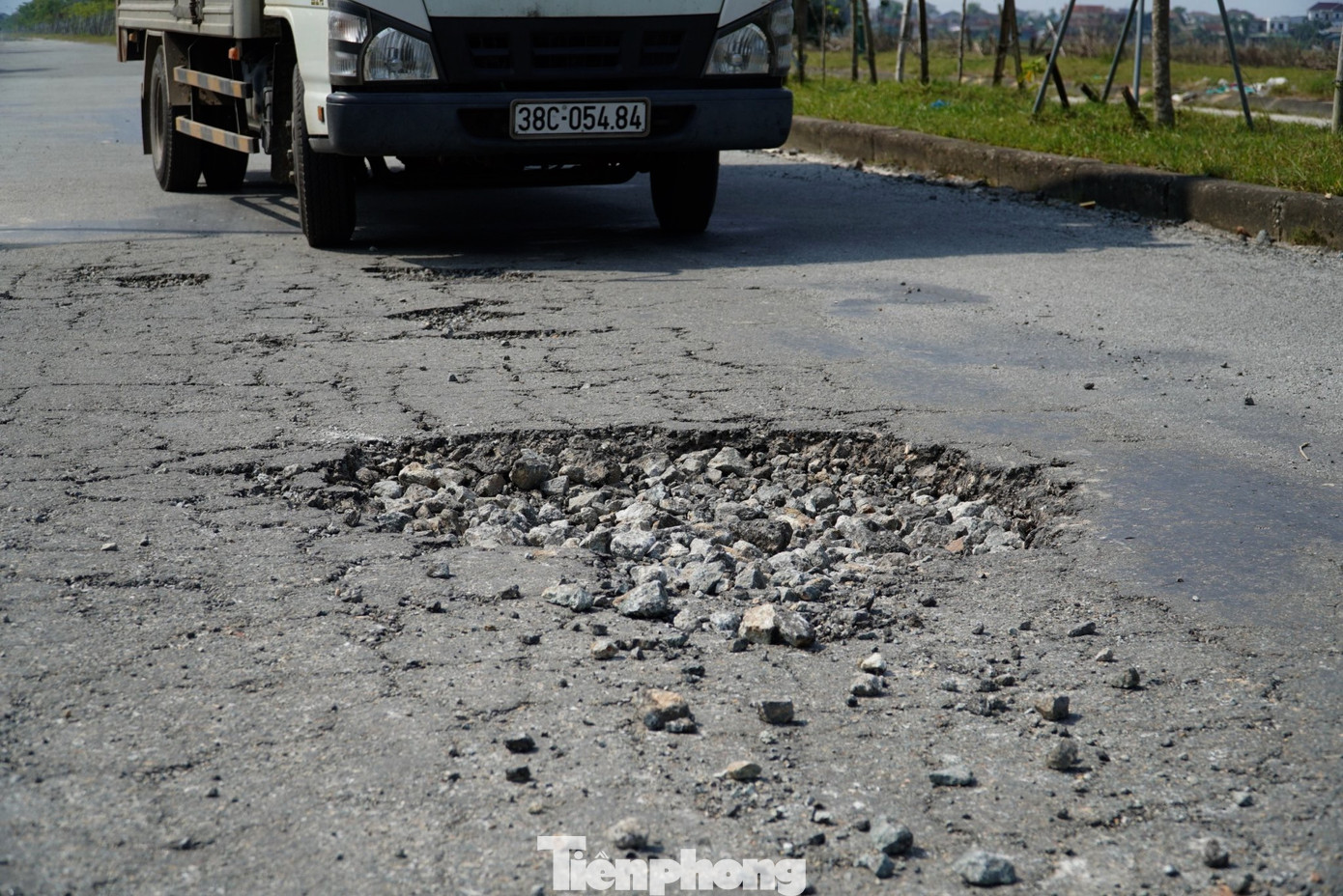 Tuy nhiên, thời gian qua tuyến đường đã xuống cấp nghiêm trọng. Đặc biệt sau đợt mưa lũ khiến nhiều vị trí mặt đường bị bong tróc, rạn nứt tạo thành những "ổ voi, ổ gà".