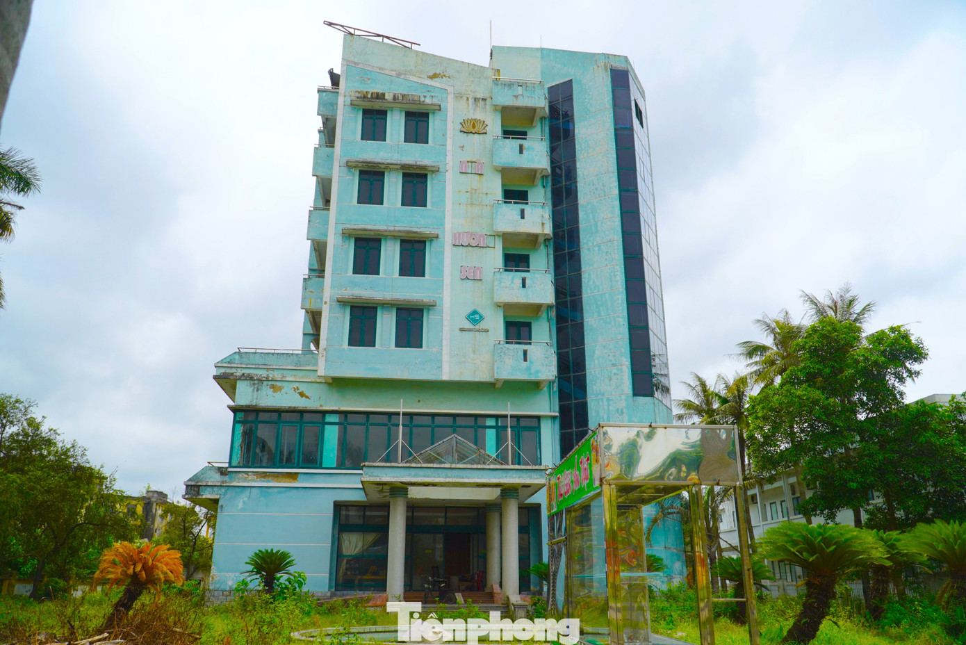 Tại đây công trình đã xuống cấp, khuôn viên bên trong trở nên nhếch nhác.