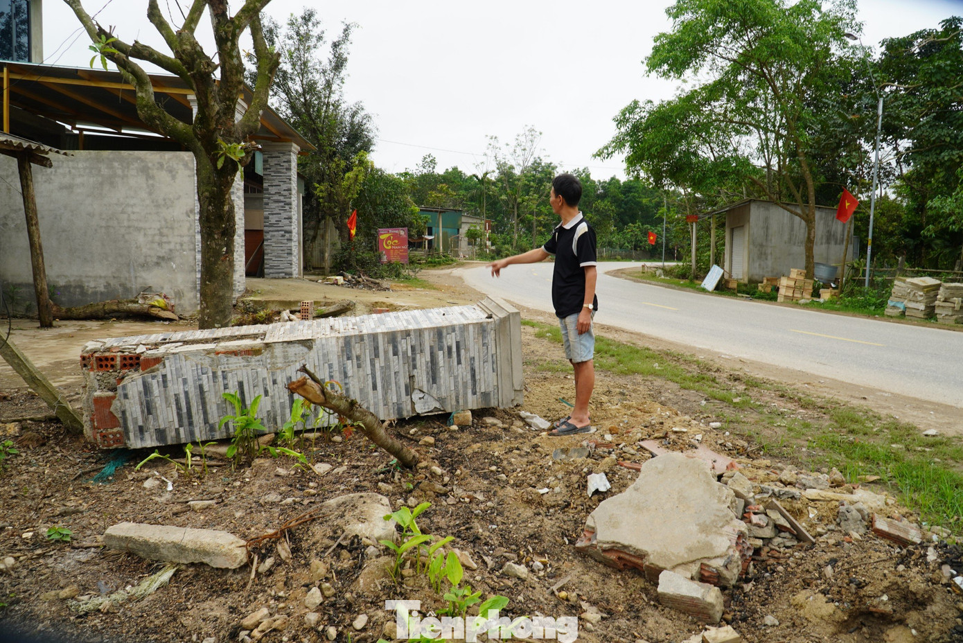 Song, hàng chục bao tải sắn trên thùng xe đổ tràn xuống đường, nhà dân bên đường bị húc đổ trụ cổng. Trong ảnh một nhà hộ dân bị xe húc đổ cổng và tường rào. Song, hàng chục bao tải sắn trên thùng xe đổ tràn xuống đường, nhà dân bên đường bị húc đổ trụ cổng. Trong ảnh một nhà hộ dân bị xe húc đổ cổng và tường rào.