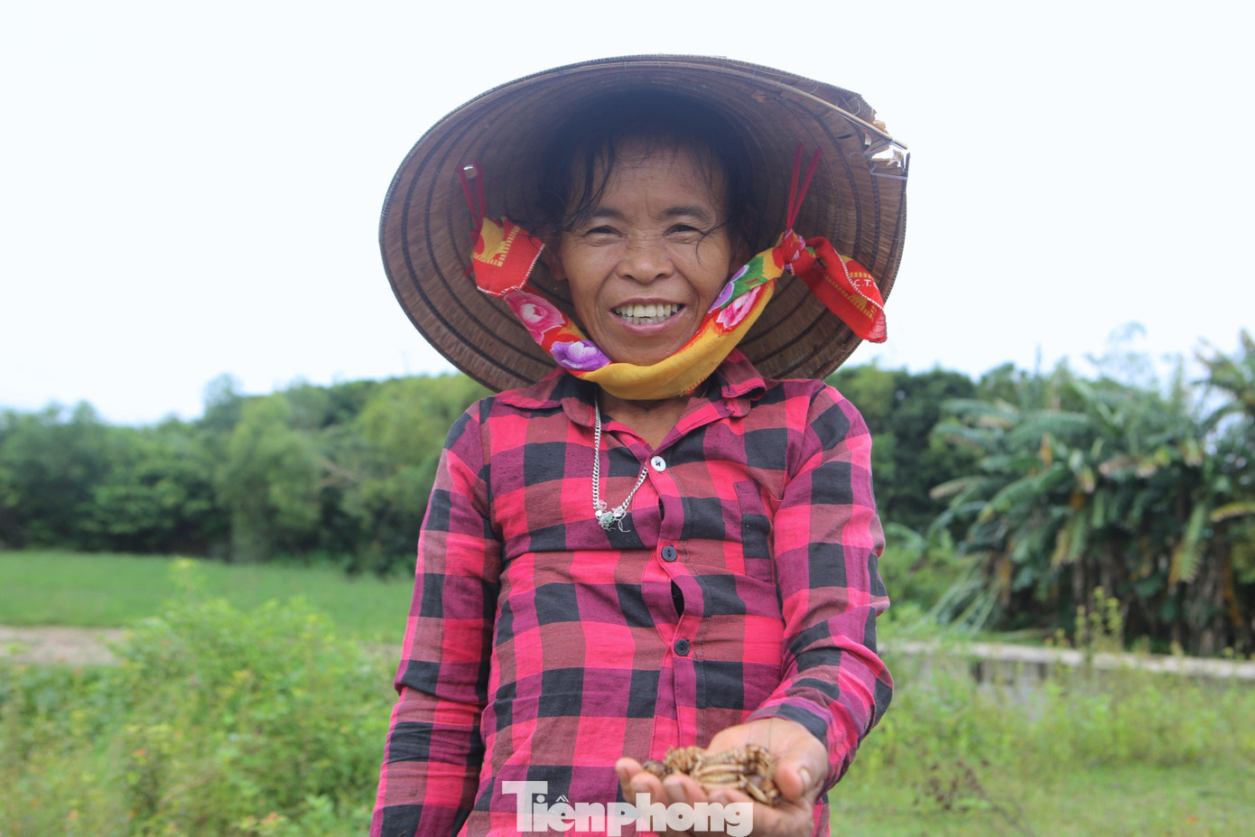 Cũng như những người dân khác trong làng, tận dụng lúc rảnh rỗi, thời gian này bà Phan Thị Hiên (thôn Nam Phong, xã Thịnh Lộc, huyện Lộc Hà) lại chuẩn bị dụng cụ rồi đạp xe ra các khu bãi cát trống để đào dế.