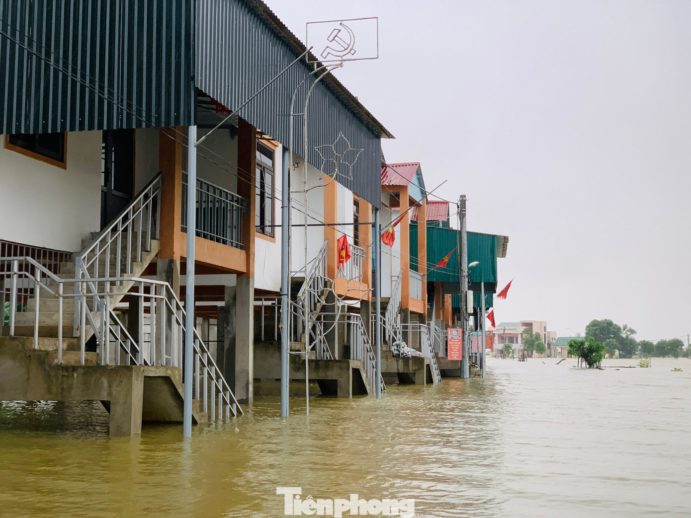 Mùa mưa lũ năm nay, 24 hộ dân vạn chài ở thôn Tiền Phong, xã Quang Vĩnh, huyện Đức Thọ (Hà Tĩnh) bớt gánh nặng lo toan khi sống bình yên trong ngôi nhà kiên cố để tránh lũ.