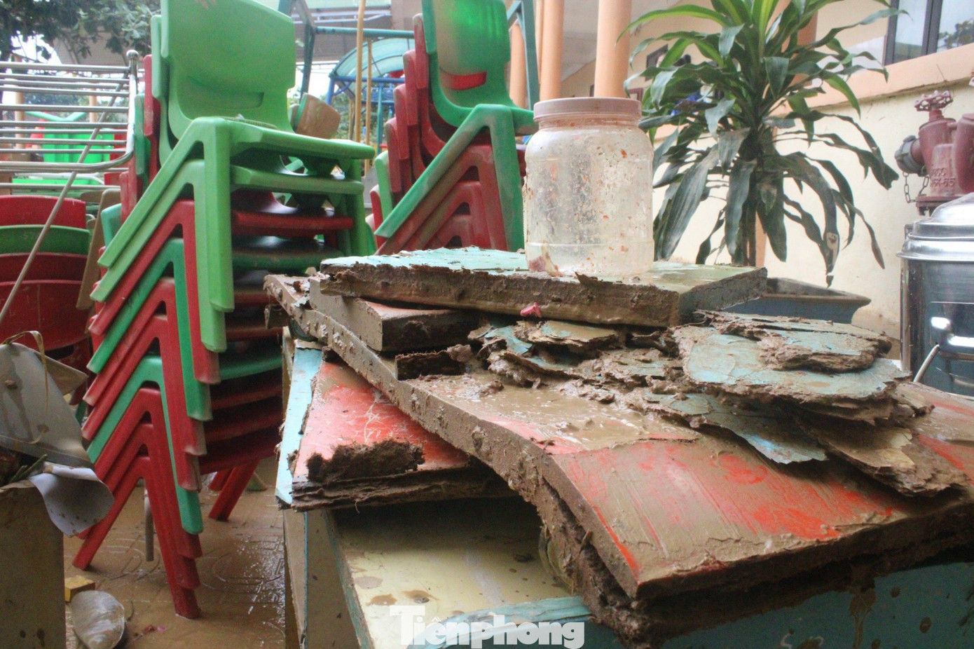 Số lượng bàn ghế bị hư hỏng sau khi ngập lụt.