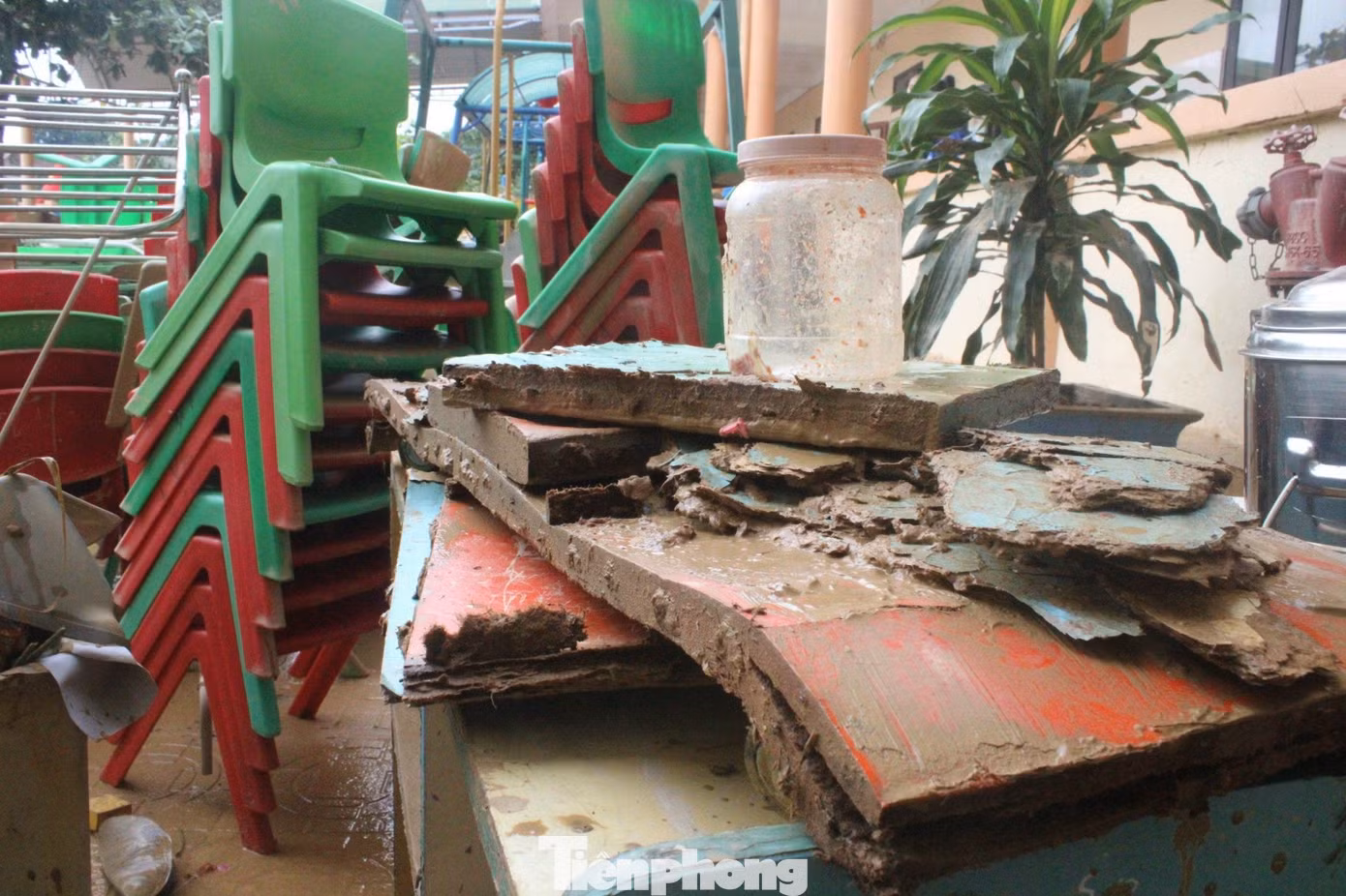 Số lượng bàn ghế bị hư hỏng sau khi ngập lụt.