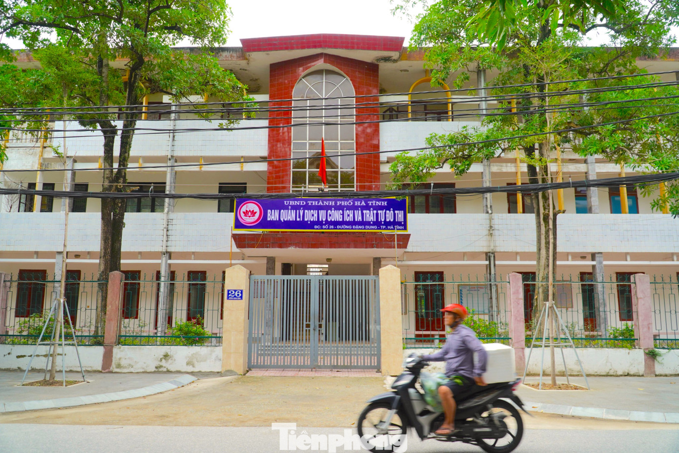 Trong hình là trường THPT Chuyên Hà Tĩnh cũ. Sau nhiều năm bỏ hoang không sử dụng, hiện nay UBND thành phố đang tạm giao cho Đội Quản lý trật tự đô thị thành phố sử dụng dãy nhà phía trước giáp đường Đặng Dung. Để có cơ sở quản lý, UBND tỉnh giao UBND thành phố Hà Tĩnh lập phương án xử lý phù hợp với quy hoạch, kế hoạch sử dụng đất, quy hoạch xây dựng, gửi Sở Tài chính để rà soát phương án xử lý theo quy định.