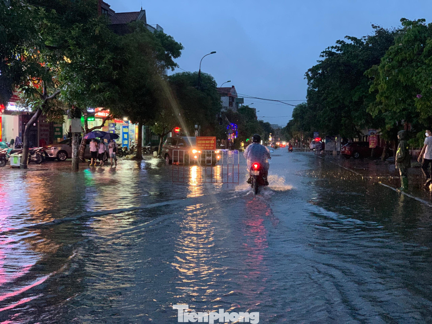 Đài khí tượng Thuỷ văn Hà Tĩnh dự báo trong ngày tới sẽ tiếp tục mưa lớn, trong cơn dông khả năng xảy ra lốc xoáy, mưa đá, gió giật mạnh. Nguy cơ xảy ra lũ quét, sạt lở đất cục bộ ở khu vực miền núi và ngập úng vùng trũng ven sông, khu vực đô thị.