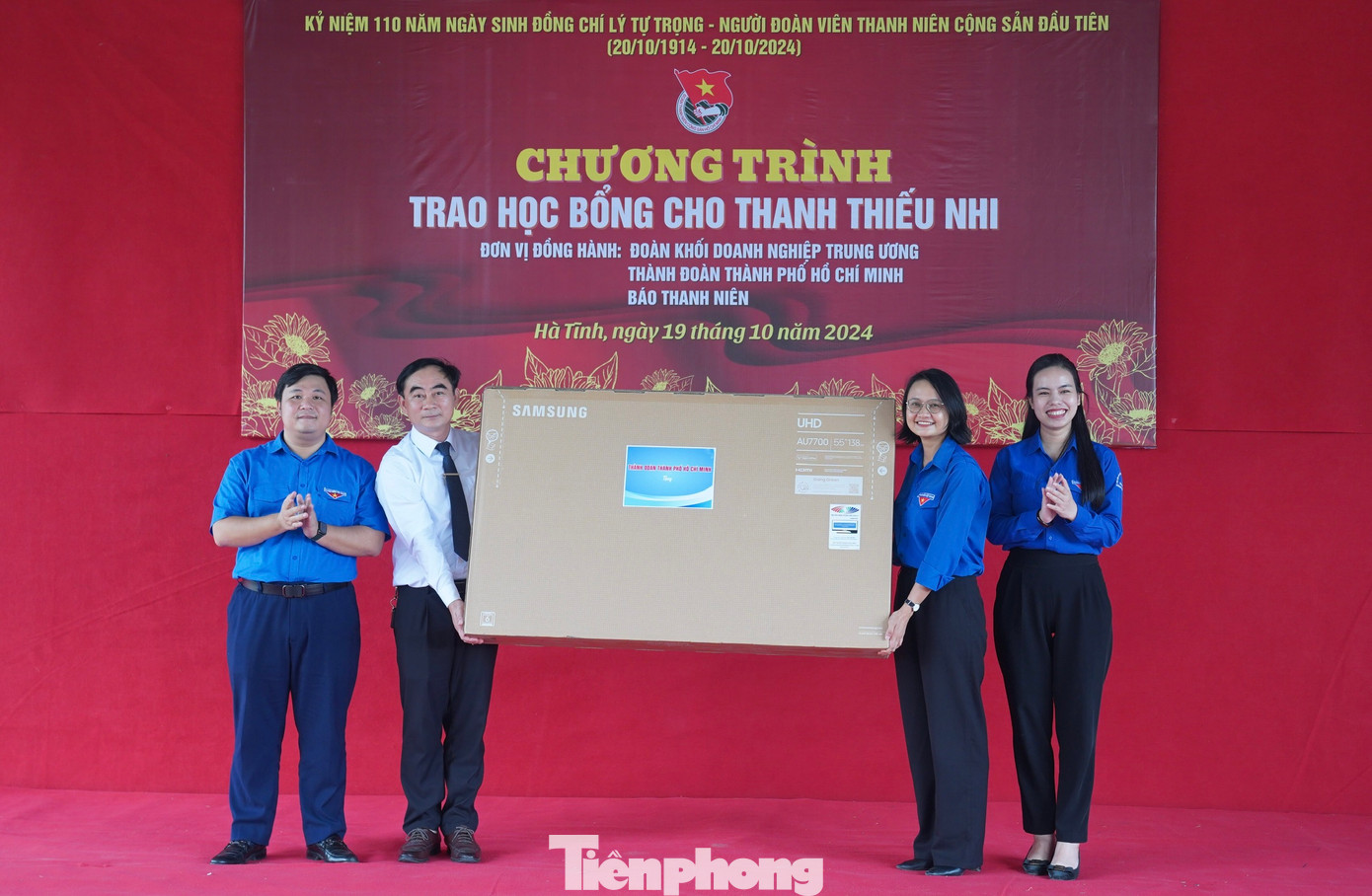 Thành Đoàn TPHCM trao tặng 4 tivi cho các đơn vị để phục vụ công tác dạy học, sinh hoạt.