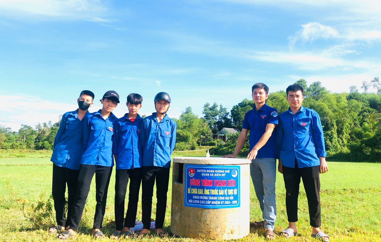 Huyện Đoàn Hương Khê đã lắp đặt 22 ống bi đựng thuốc bảo vệ thực vật, trồng bổ sung và chăm sóc cây bóng mát tại thôn 1, xã Điền Mỹ. Cùng với đó ra quân xây dựng vườn ươm thanh niên.
