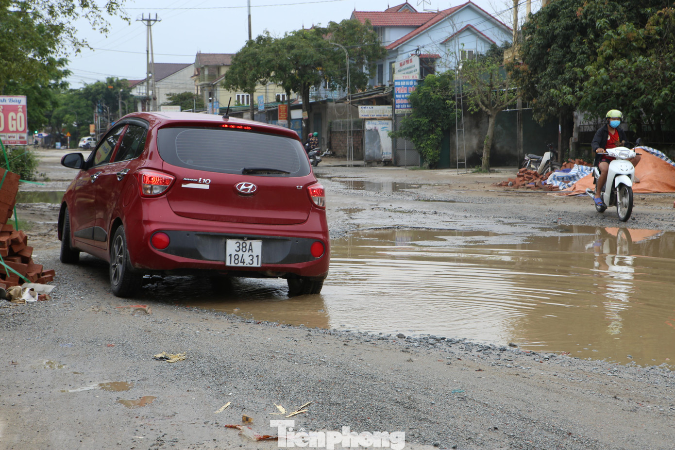 Xe ô tô phải di chuyển chậm để tránh chạm gầm khi đi qua đoạn đường.