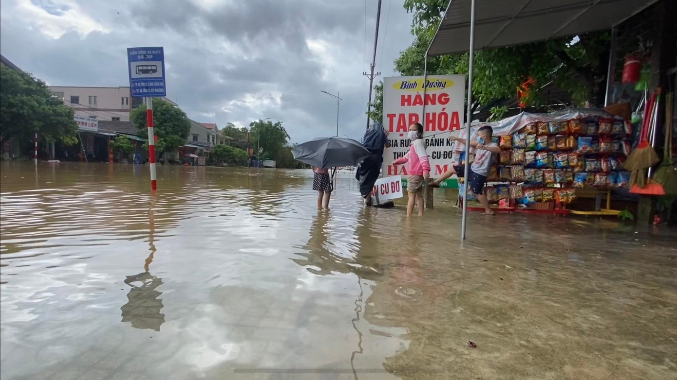 Nước ngập vào nhà người dân ven đường quốc lộ 1A.