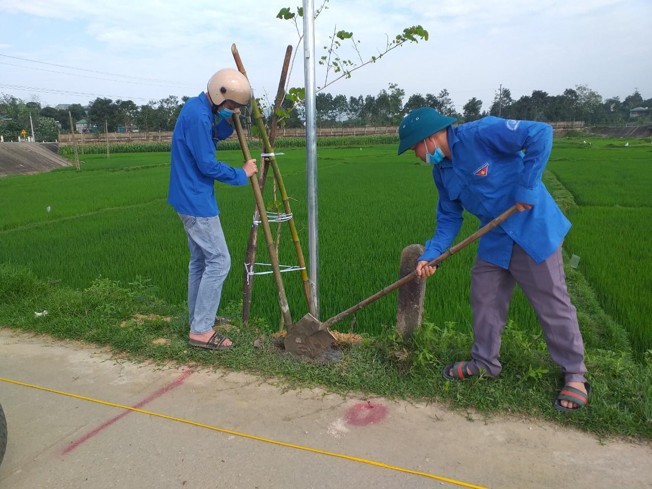 Theo cán bộ đoàn xã Đức Lĩnh, nguồn kinh phí xây dựng công trình đường điện do Đoàn xã kêu gọi hỗ trợ từ các doanh nghiệp, con em xa quê và các bạn đoàn viên thanh niên trên địa bàn đóng góp.