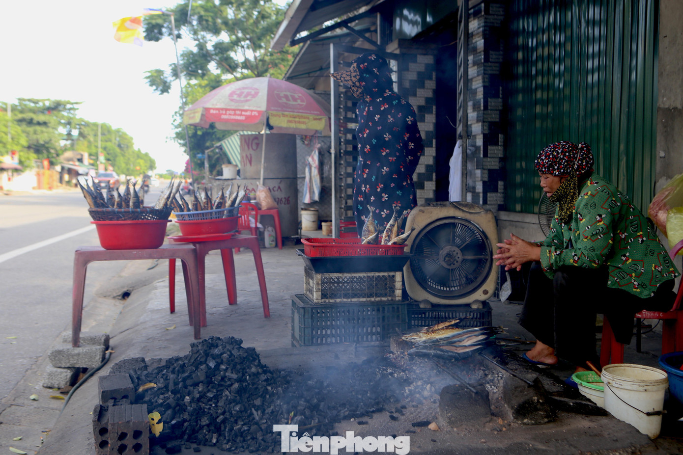 Có thâm niên hơn 20 năm làm nghề nướng cá, bà Vương Thị Loan (59 tuổi, trú xã Hộ Độ) đã trải qua nhiều thăng trầm với nghề. Dù mùa đông lạnh giá hay nắng gắt, lò bếp nướng cá của gia đình vẫn đỏ lửa ngày đêm.