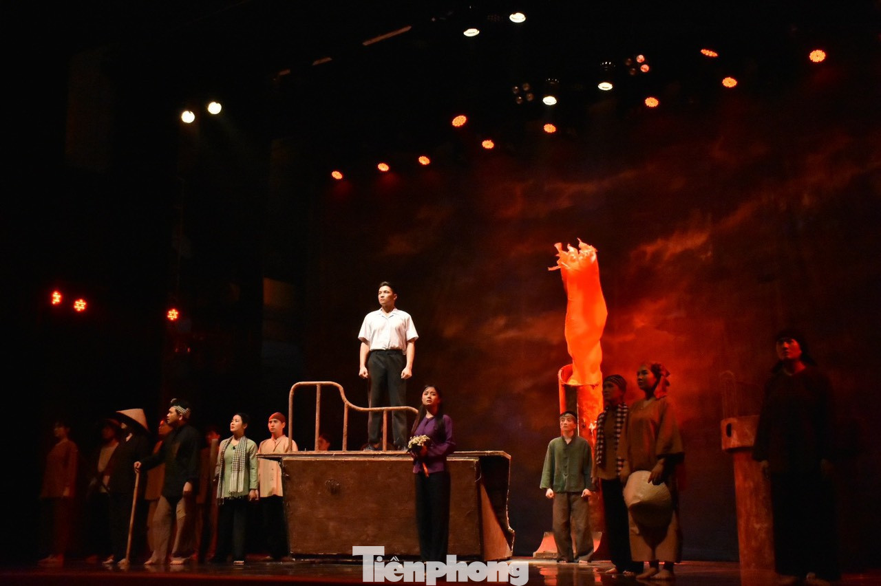 Vở diễn toát lên khí phách của những người cộng sản trẻ tuổi mà Lý Tự Trọng, chính là tấm gương, là người Đoàn viên đầu tiên.