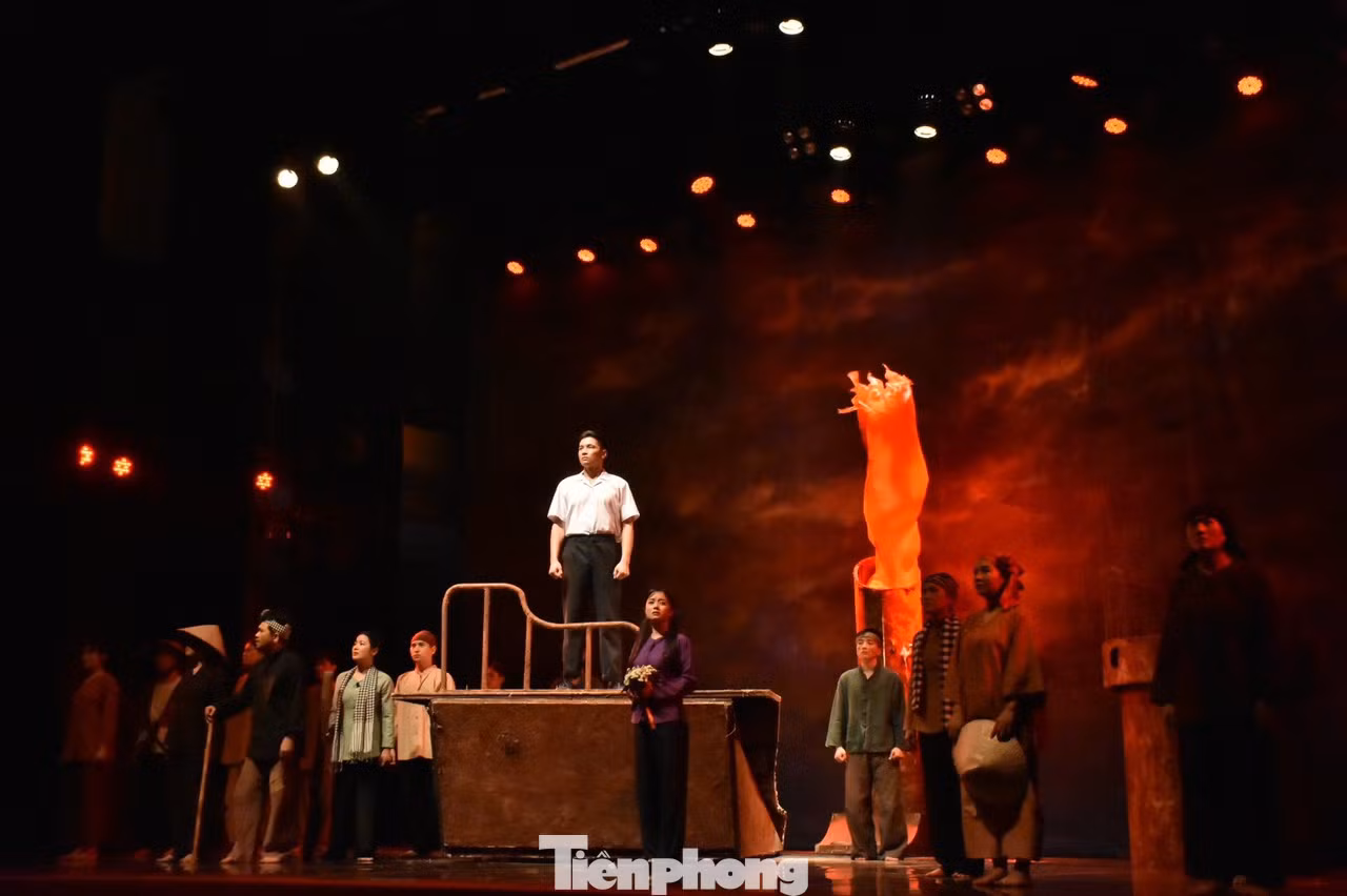 Vở diễn toát lên khí phách của những người cộng sản trẻ tuổi mà Lý Tự Trọng, chính là tấm gương, là người Đoàn viên đầu tiên.