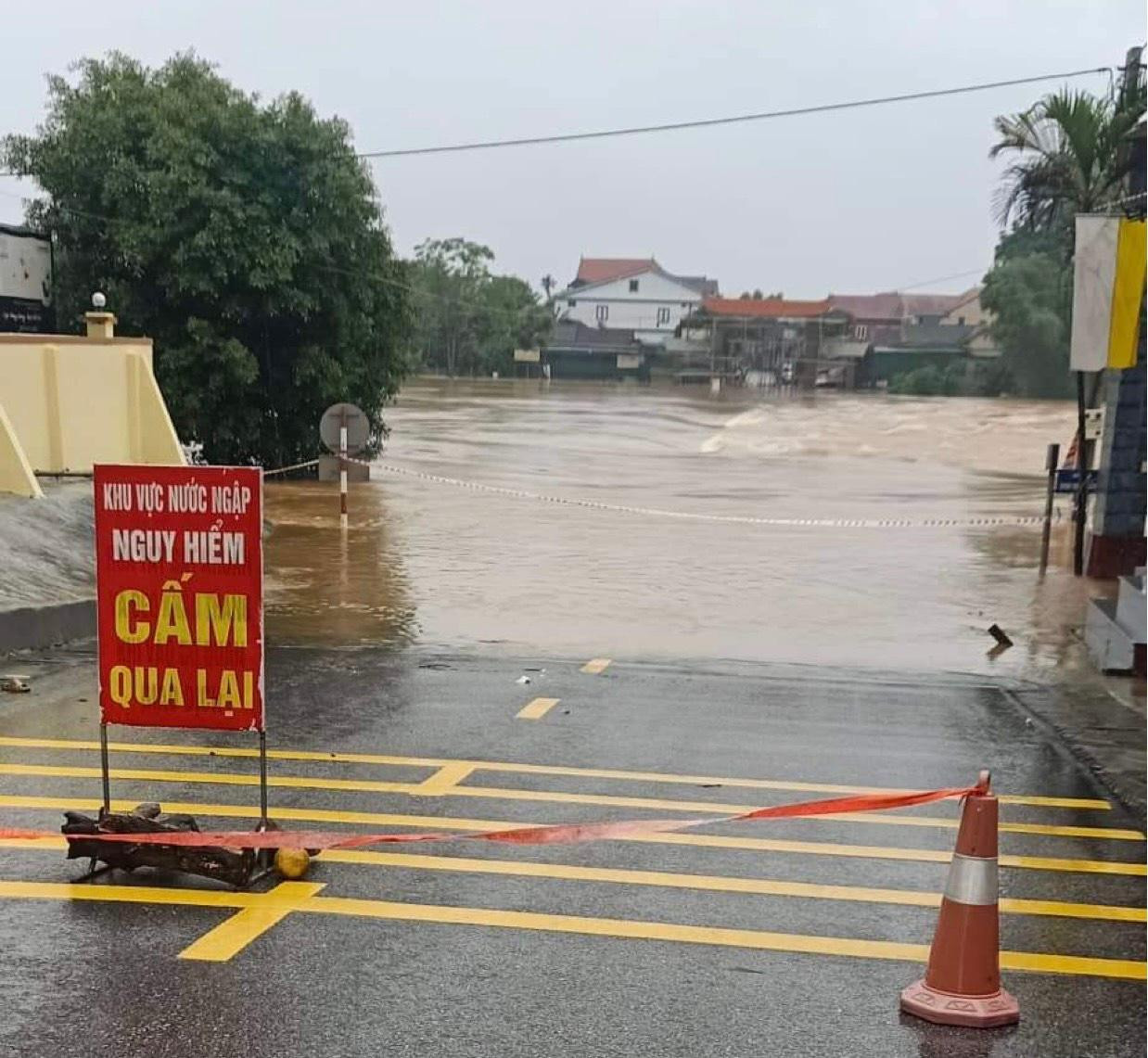 Khu vực Cầu Tràn nối từ thị trấn Phố Châu đến xã Sơn Giang (huyện Hương Sơn) bị ngập nặng, lực lượng chức năng đặt biển cấm qua lại. Khu vực Cầu Tràn nối từ thị trấn Phố Châu đến xã Sơn Giang (huyện Hương Sơn) bị ngập nặng, lực lượng chức năng đặt biển cấm qua lại.