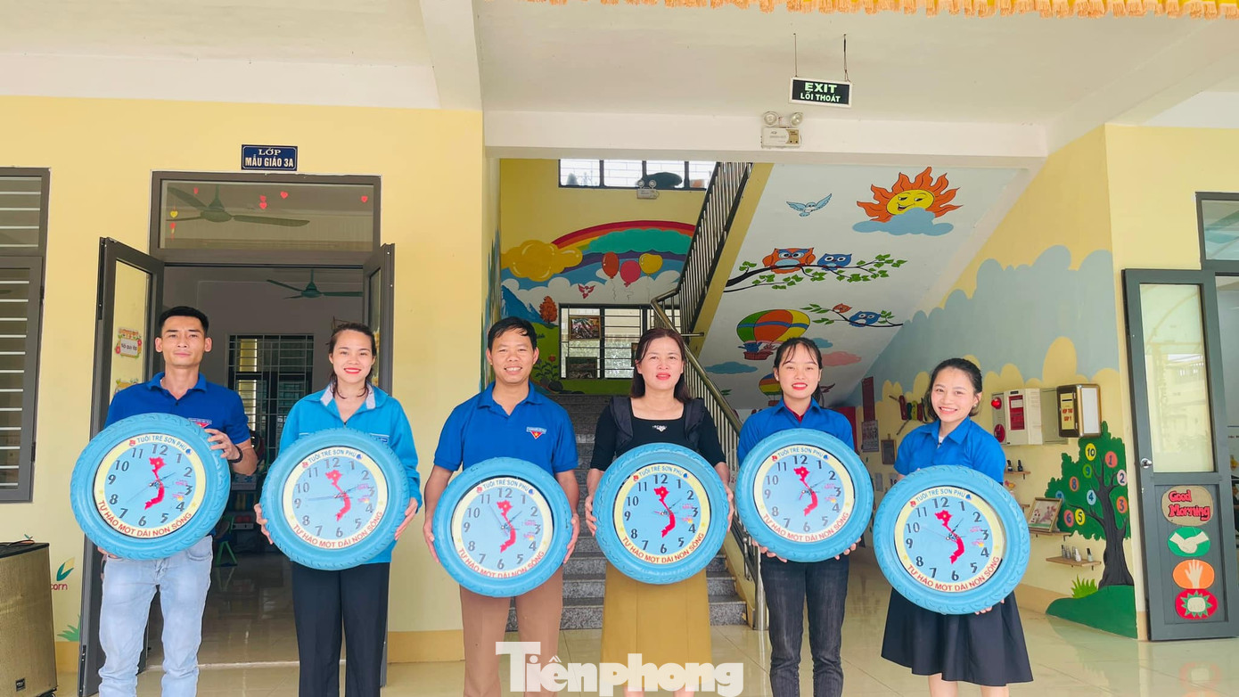 Sau khi lên ý tưởng, 4 đoàn viên thanh niên tại xã Sơn Phú đã cùng bắt tay thực hiện. Theo đó, đơn vị Đoàn xã Sơn Phú đã thu gom lốp xe máy cũ ,vệ sinh sạch sẽ, xử lý màu trước khi làm khung đồng hồ. Sau đó các đoàn viên thanh niên đã làm mặt đồng hồ là bản đồ Việt Nam với dòng chữ "Tự hào một dải non sông" được in trên chất liệu Aluminum.